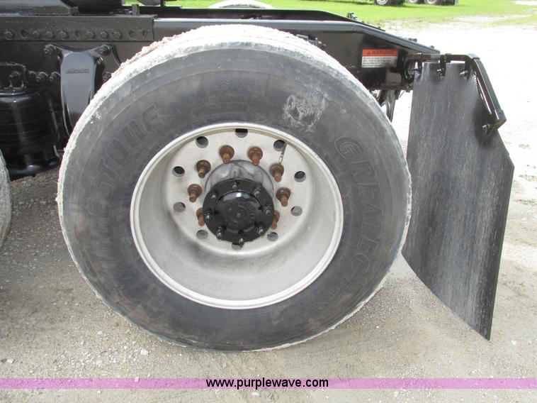 image for item G9986 2005 Freightliner Columbia Heritage edition semi truck