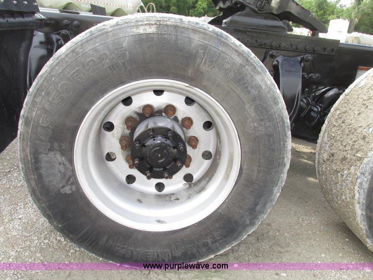 image for item G9986 2005 Freightliner Columbia Heritage edition semi truck