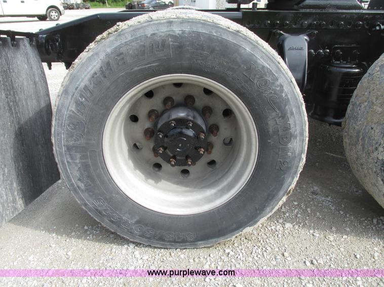 image for item G9986 2005 Freightliner Columbia Heritage edition semi truck