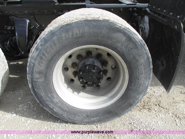 image for item G9986 2005 Freightliner Columbia Heritage edition semi truck