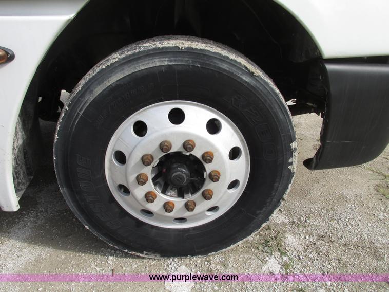 image for item G9986 2005 Freightliner Columbia Heritage edition semi truck