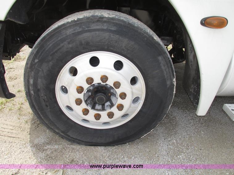 image for item G9986 2005 Freightliner Columbia Heritage edition semi truck