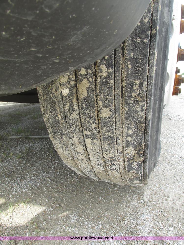 image for item G9986 2005 Freightliner Columbia Heritage edition semi truck