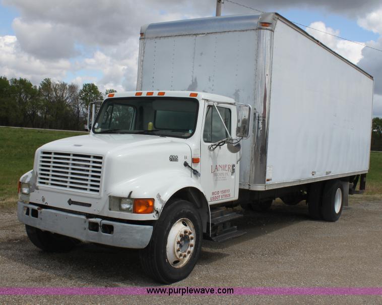 image for item H2083 2000 International 4700 box truck