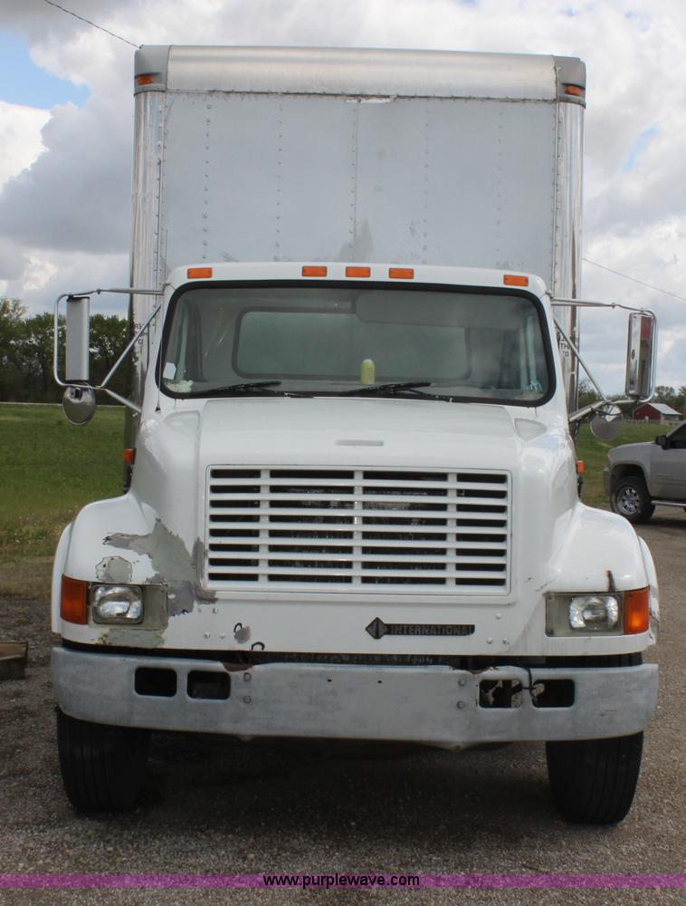 image for item H2083 2000 International 4700 box truck