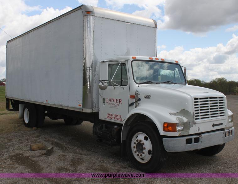 image for item H2083 2000 International 4700 box truck