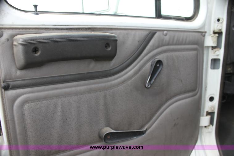 image for item H2083 2000 International 4700 box truck