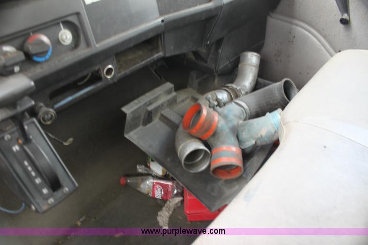 image for item H2083 2000 International 4700 box truck