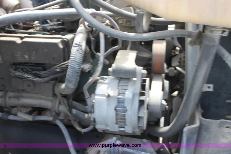 image for item H2083 2000 International 4700 box truck