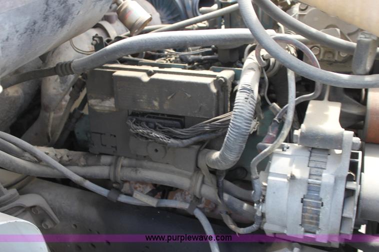 image for item H2083 2000 International 4700 box truck