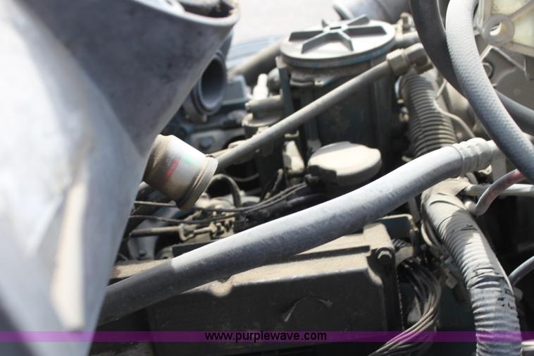 image for item H2083 2000 International 4700 box truck