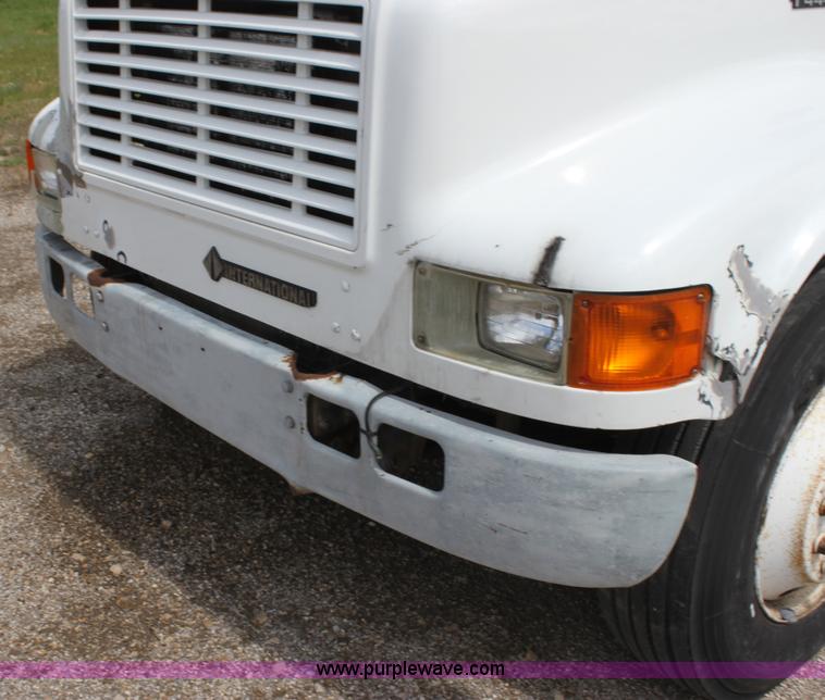 image for item H2083 2000 International 4700 box truck