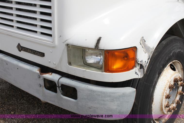 image for item H2083 2000 International 4700 box truck