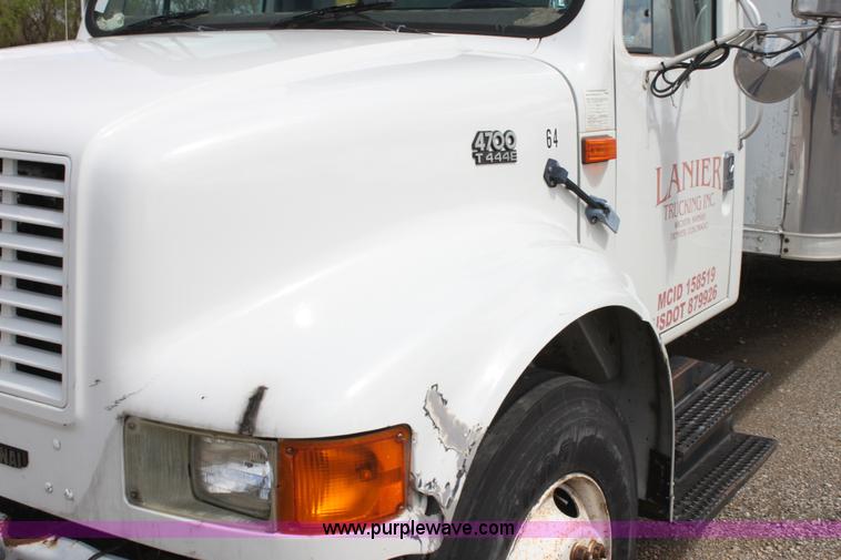 image for item H2083 2000 International 4700 box truck