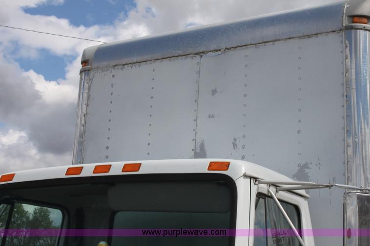 image for item H2083 2000 International 4700 box truck