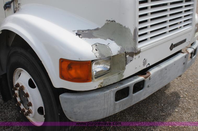 image for item H2083 2000 International 4700 box truck