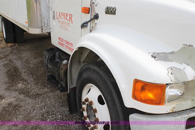 image for item H2083 2000 International 4700 box truck