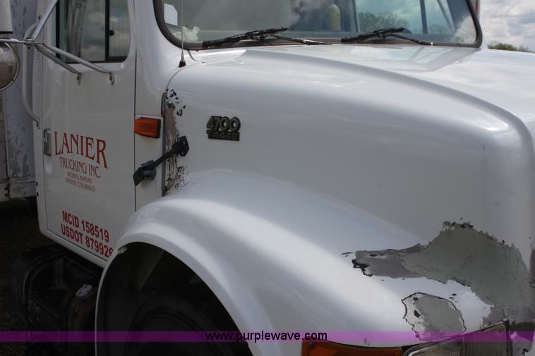 image for item H2083 2000 International 4700 box truck