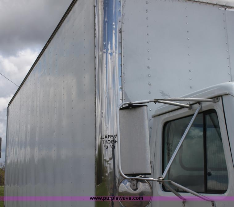 image for item H2083 2000 International 4700 box truck