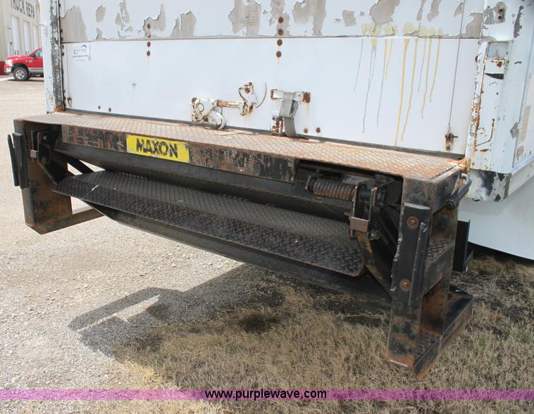 image for item H2083 2000 International 4700 box truck