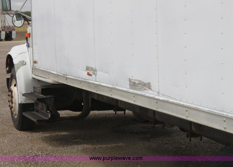 image for item H2083 2000 International 4700 box truck