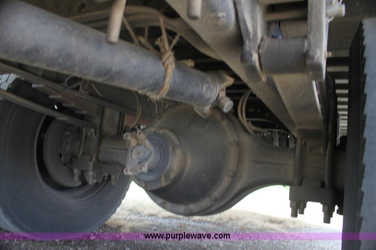 image for item H2083 2000 International 4700 box truck