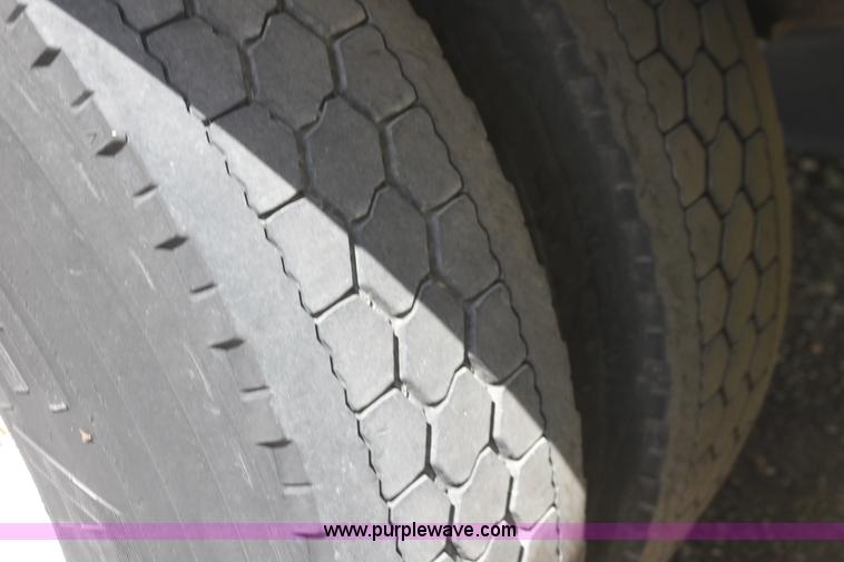 image for item H2083 2000 International 4700 box truck