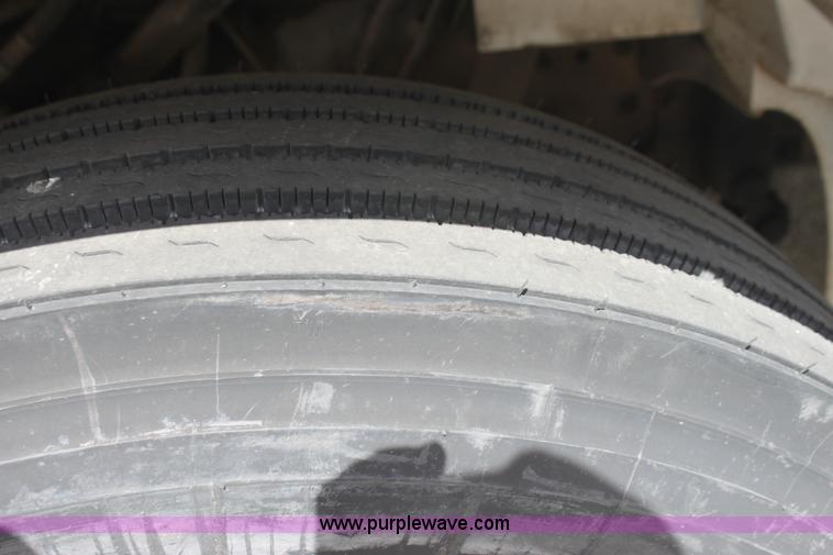 image for item H2083 2000 International 4700 box truck