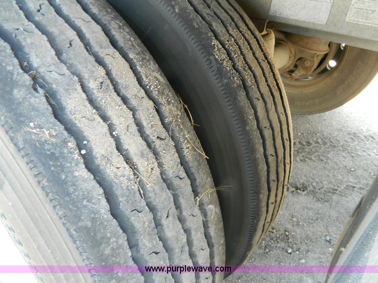 image for item H2439 2008 Wilson PSDCL-406 Silver Star cattle trailer