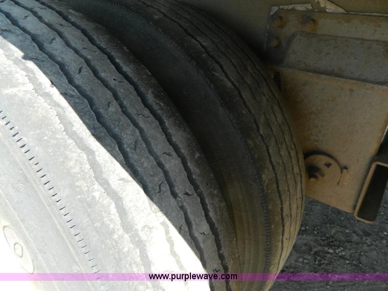 image for item H2439 2008 Wilson PSDCL-406 Silver Star cattle trailer