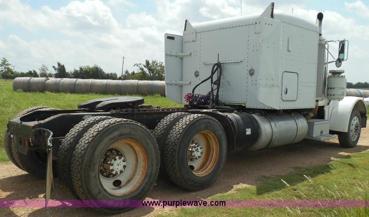 image for item I3403 1992 Peterbilt 379 semi truck