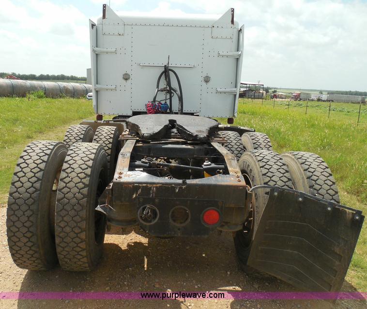 image for item I3403 1992 Peterbilt 379 semi truck