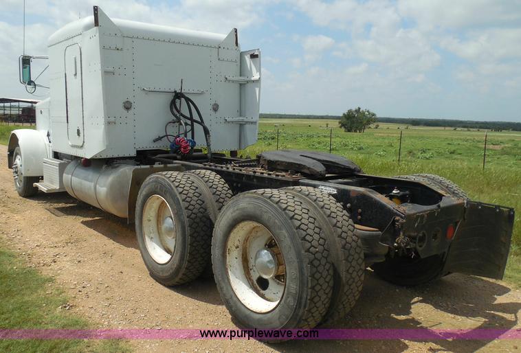 image for item I3403 1992 Peterbilt 379 semi truck