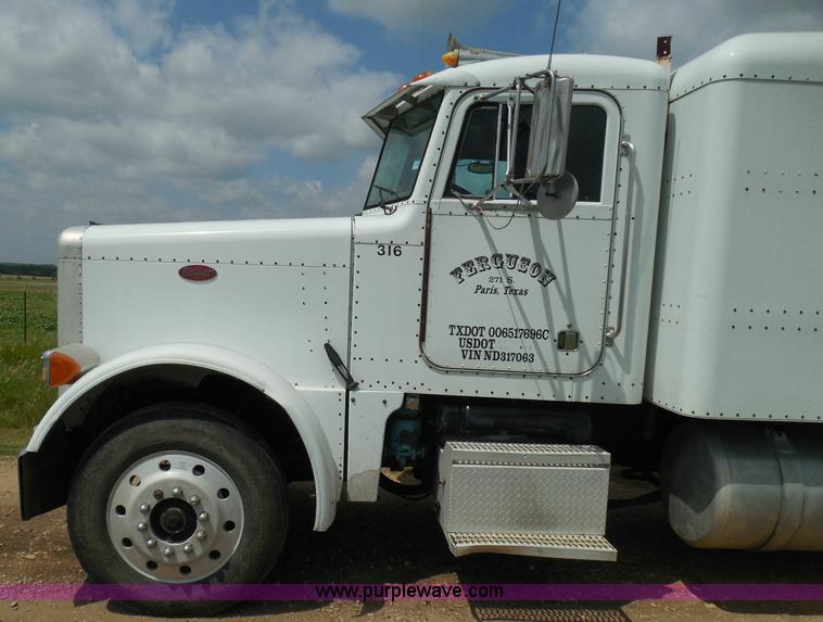 image for item I3403 1992 Peterbilt 379 semi truck