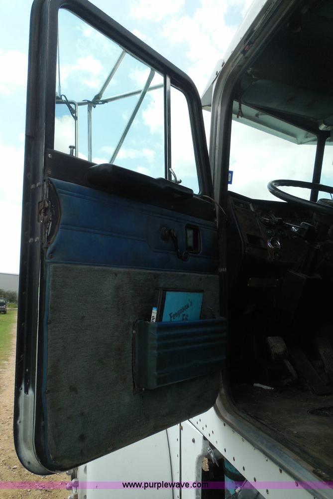 image for item I3403 1992 Peterbilt 379 semi truck