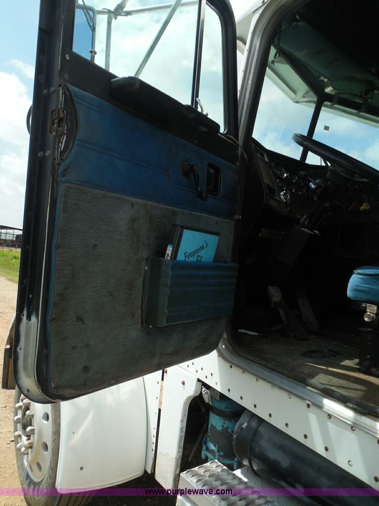 image for item I3403 1992 Peterbilt 379 semi truck