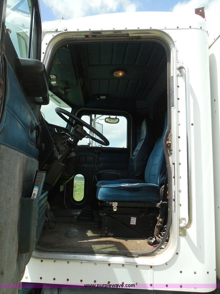 image for item I3403 1992 Peterbilt 379 semi truck