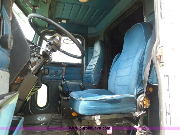 image for item I3403 1992 Peterbilt 379 semi truck