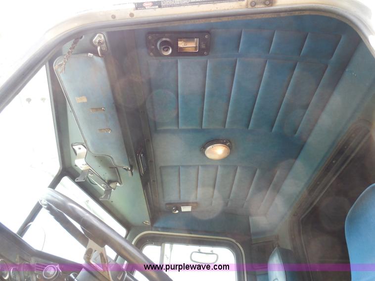 image for item I3403 1992 Peterbilt 379 semi truck