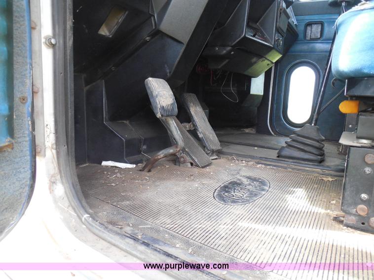 image for item I3403 1992 Peterbilt 379 semi truck