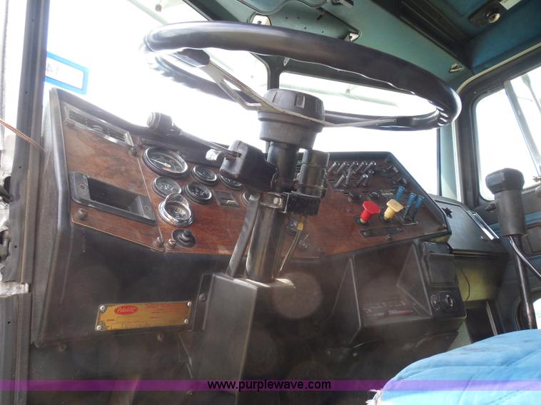 image for item I3403 1992 Peterbilt 379 semi truck