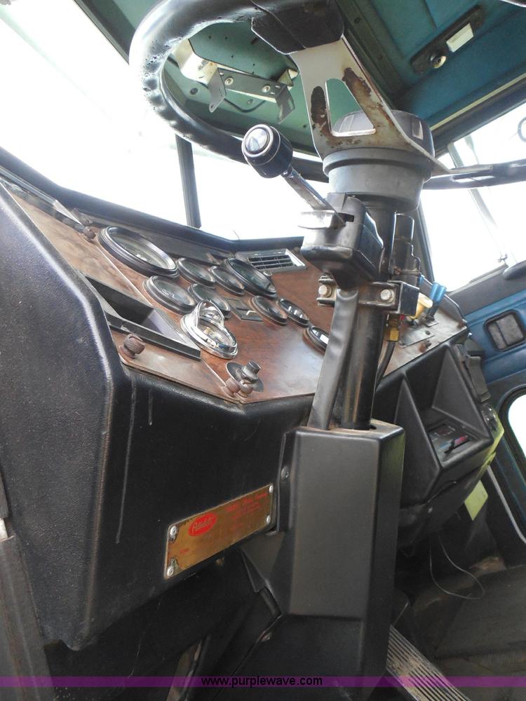 image for item I3403 1992 Peterbilt 379 semi truck