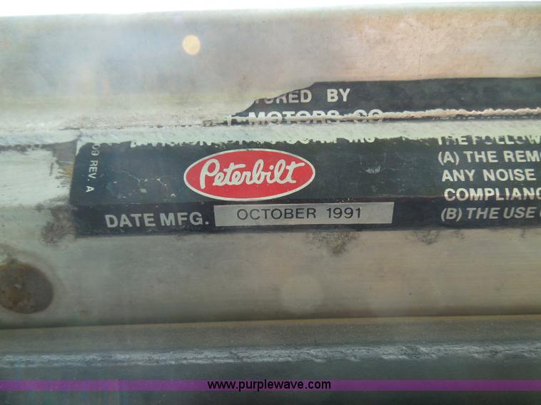 image for item I3403 1992 Peterbilt 379 semi truck