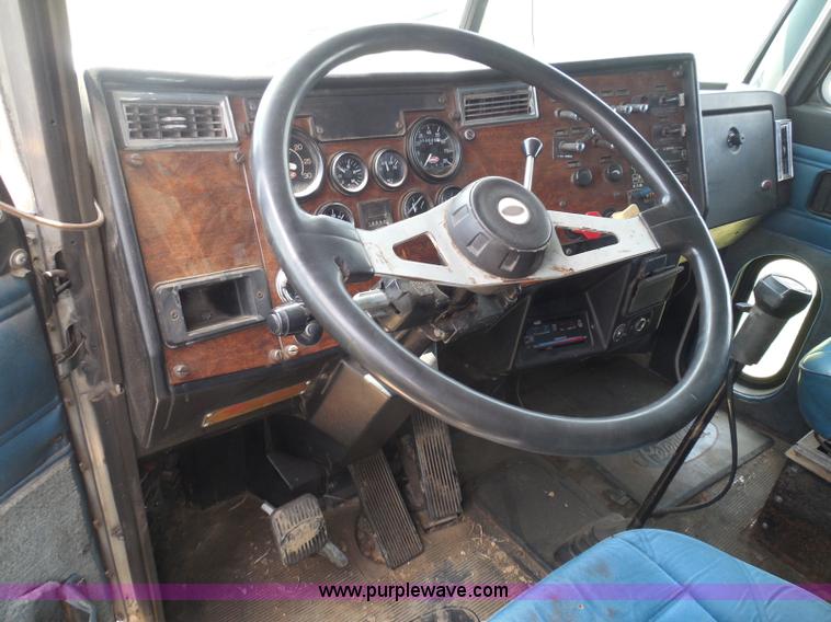 image for item I3403 1992 Peterbilt 379 semi truck