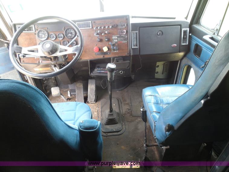 image for item I3403 1992 Peterbilt 379 semi truck