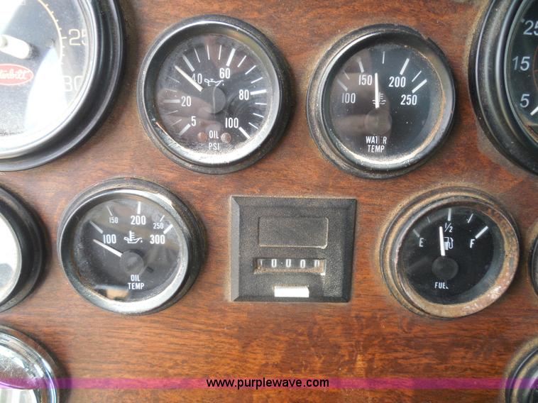 image for item I3403 1992 Peterbilt 379 semi truck