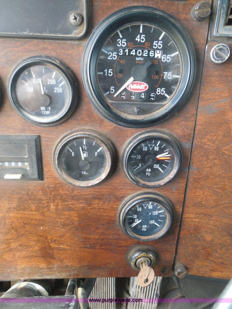 image for item I3403 1992 Peterbilt 379 semi truck