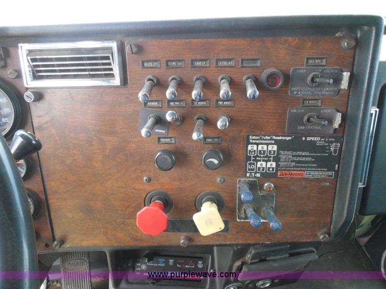 image for item I3403 1992 Peterbilt 379 semi truck