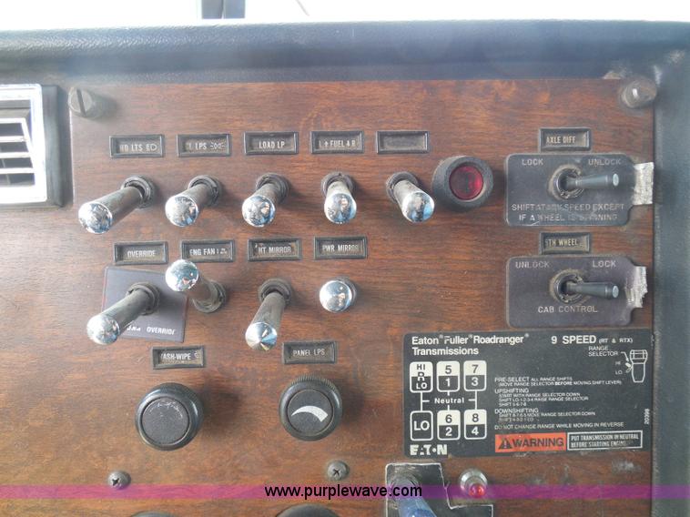 image for item I3403 1992 Peterbilt 379 semi truck