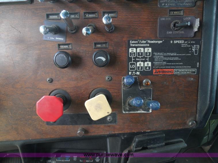 image for item I3403 1992 Peterbilt 379 semi truck